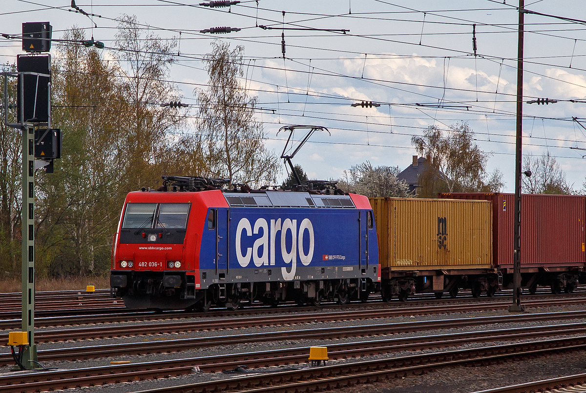 Die Re 482 036-1 (91 85 4482 036-1 CH-SBBC) der SBB Cargo fährt am 14.04.2018 mit einem Containerzug durch Friedberg (Hessen) in Richtung Norden. 

Die Bombardier TRAXX F140 AC2 (Re 482 der zweiten Bauserie) wurde 2005 von Bombardier in Kassel unter der Fabriknummer 33776 gebaut und als Re 482 036-1 an die SBB Cargo geliefert. 2020 wurde sie an die Nordic Re-finance AB (Schweden) verkauft.

Obwohl die Baureihe Re 482 der SBB Cargo grundsätzlich von der Baureihe 185 abgeleitet ist, gibt es doch kleine Unterschiede. Wie bei der deutschen Baureihe 185 handelt es sich bei der Re 482 um eine Zweisystemlokomotive für 15 kV, 16 2/3 Hz und 25 kV, 50 Hz. Zugelassen sind die Lokomotiven für das deutsche, österreichische und Schweizer Bahnnetz. Im Gegensatz zu den Loks der Baureihe 185, die ab Werk erst ab etwa 185 050 mit einer Leistung von 5.600 kW ausgeliefert wurden, kamen die Loks der Bauart Re 482 bereits mit der erhöhten Leistung zur SBB Cargo.

Weiterhin verfügen die Re 482 über vier Stromabnehmer, von denen jeweils zwei für die deutsche und zwei für die schweizerische Oberleitung ausgelegt sind. Im Bereich der Sicherungstechnik verfügen die Loks über die deutschen Systeme Indusi, LZB 80 und PZB 90 und die Schweizer Systeme Signum und ZUB 262. Zusätzlich sind im Lokkasten Kameras eingebaut, die Rückspiegel ersetzen sollen.

Mit der zweiten Bauserie der Re 482, die ab 482 035 (wie hier) gab es einige Veränderungen an der Lok. Zudem sind diese nun TRAXX F140 AC2. Der gesamte Lokkasten wurde neu gestaltet und auf sein Crashverhalten optimiert. Ebenso erhielten die Fahrzeuge nun neue Puffer, die wiederum mit dämpfenden Elementen verschraubt sind.

Auf Anhieb sichtbar sind die Unterschiede zwischen der ersten und der zweiten Baureihe: Bei der zweiten Bauserie (TRAXX F140 AC2) ist der Übergang zwischen der Dach- und der Stirnfläche wesentlich stärker geknickt als vorher. Weiterhin sind die bisher auf verschiedenen Ebenen angebrachten Griffstangen an der Lokfront bei der zweiten Baureihe nun auf gleiche Höhe direkt unter die Führerstandsfenster gerückt. Unter den Stirnfenstern befindet sich nun eine Klappe, in der die Klimageräte für den Führerstand untergebracht sind.

TECHNISCHE DATEN:
Spurweite: 1.435 mm (Normalspur)
Achsfolge: Bo'Bo'
Dienstgewicht: 85 t
Länge über Puffer: 18.900 mm
Drehzapfenabstand: 10.440
Dauerleistung: 5.600 kW
Höchstgeschwindigkeit: 140 km/h
Fahrleitungsspannung:15000 V, 16.7 Hz ~
Zulassungen: CH / D (Zweite Serie teilweise auch A)
