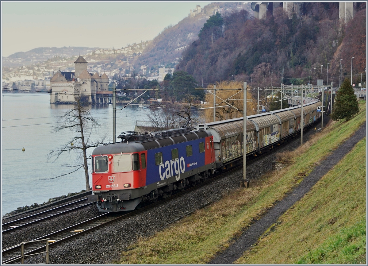 Die recht gepflegte SBB Cargo Re 620 013-3 bei ung�nstigen Lichtverh�tlnissen vor dem Hintergrund des Ch�teau de Chillon.
18. Jan. 2019