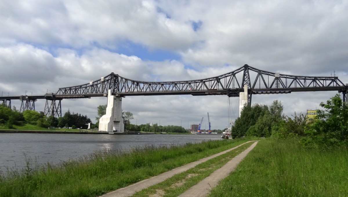 Die Rendsburger Hochbrcke bietet u.a. den Zgen eine berquerungsmglichkeit ber den Nord-Ostsee-Kanal.
Aufgenommen im Mai 2014.