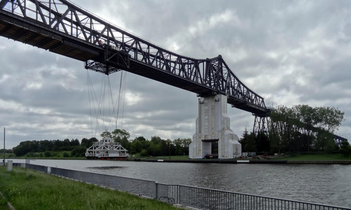 Die Rendsburger Hochbrcke mit der Schwebefhre.
Aufgenommen im Mai 2014.