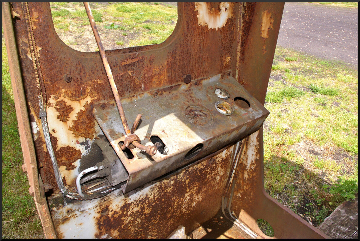 Die Reste der doch arg angerosteten kleinen Grubenlok ZŤS DH 30 D.0, die auf Holzbalken im Eisenbahnmuseum Jaroměř stand. Hier eine Führerstand, bei dem noch einige Anzeigen vorhanden waren. (21.05.2022).