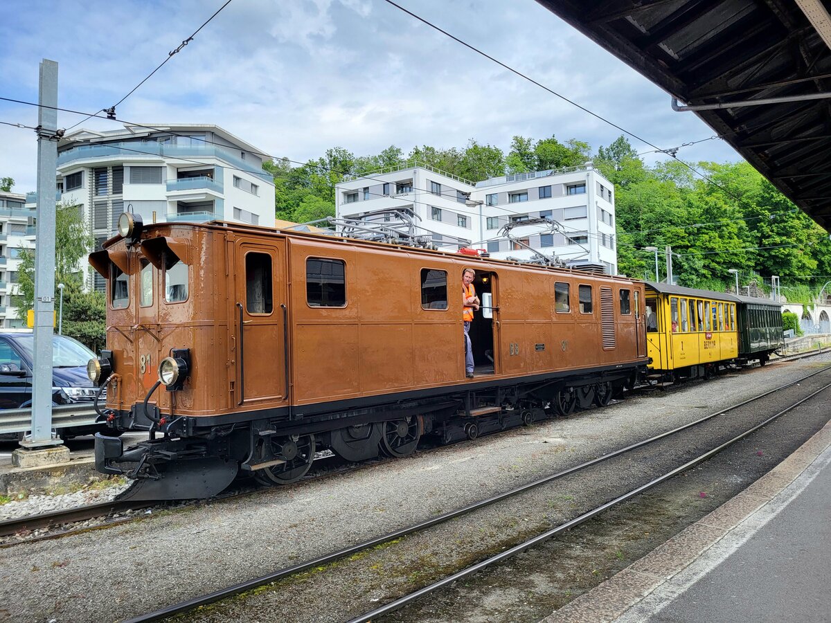 Die RhB Bernina Bahn Ge 4/4 81 der Blonay Chamby Bahn wartet in Vevey mit ihrem Riviera Belle Epoqe Express auf die baldige Abfahrt.
26. Mai 2024