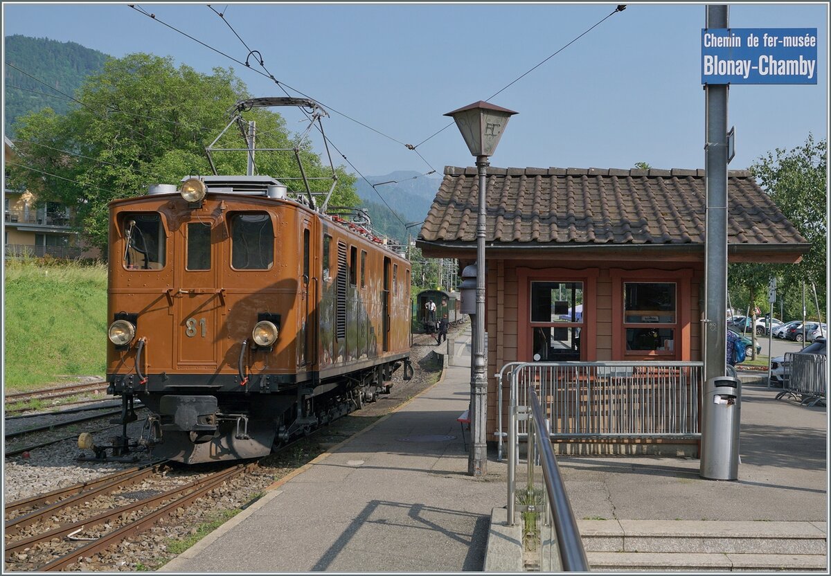 Die RhB Bernina Bahn Ge 4/4 81 der Blonay-Chamby Bahn manövriert in Blonay. 

9. Juni 2025