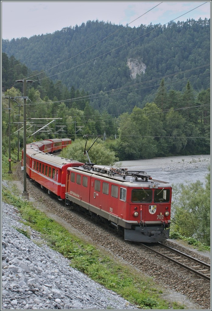 Die Rhb Ge 6/6 II 702 mit einem RE von Disentis nach Scuol in der Rheinschlucht bei Versam-Safien.
13. Aug. 2010 