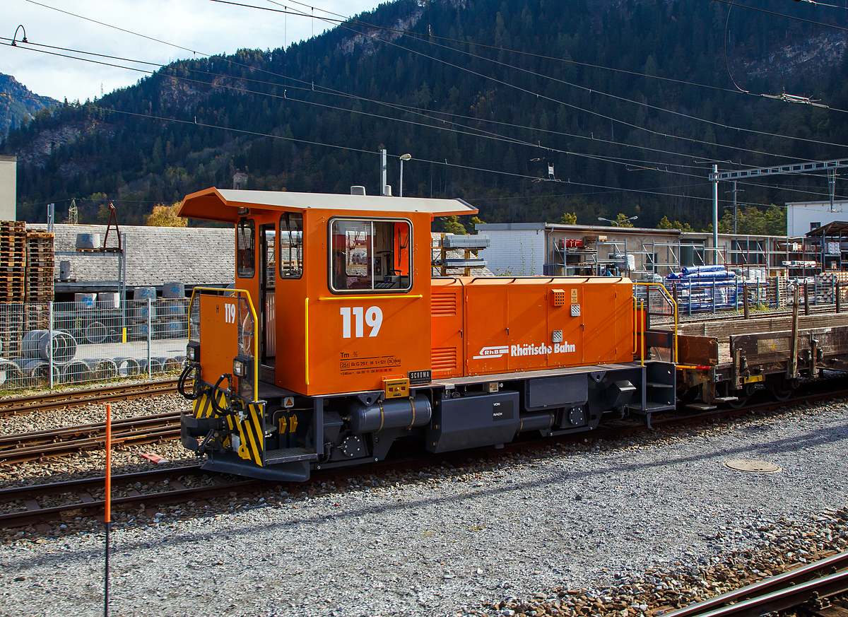 Die RhB Tm 2/2 119 (eine Schöma CFL 250 DA) steht am 01.11.2019 im Bahnhof Thusis (aufgenommen aus einem Zug heraus).

Die Lok wurde 2004 von Schöma (Christoph Schöttler Maschinenfabrik GmbH) in Diepholz unter der Fabriknummer 5997 gebaut und an die RhB geliefert.

Als Tm 2/2 werden Verbrennungsmotor betriebene Traktoren (Kleinlokomotiven) bezeichnet, die Achsverhältnis 2/2 haben. Im Jahr 2001 /2002 beschaffte die RhB bei Schöma die Traktoren (Dieselloks) Tm 2/2 111 bis 114. Hierbei handelt es sich um einen Nachbau der Serie Tmf 2/2 85-90, wobei man allerdings auf die (nur selten verwendete) Funkfernsteuerung verzichtete. Diese Traktoren besorgen den Rangierdienst auf größeren Stationen. In den Jahren 2004 bis 2006 kamen weitere sechs Traktoren Tm 2/2 115–120 dazu.

TECHNISCHE DATEN (2. Serie):
Hersteller: Schöma (Christoph Schöttler Maschinenfabrik GmbH)
Baujahre: 2006 (2. Serie)
Gebaute Stückzahl: 6
Spurweite: 1.000 mm
Achsfolge: B
Länge über Puffer: 7.800 mm 
Breite: 2.700 mm
Treibraddurchmesser: 750 mm
Leergewicht: 25 t
Höchstgeschwindigkeit: 60 km/h (60 km/h Schleppfahrt)
Motorbauart: 6-Zylinder-Dieselmotor, Typ Cummins KT-1150-L
Motorleistung:  336 kW 
Anfahrzugkraft: 78 kN 
Stundenzugkraft: 30 kN bei 25 km/h
Leistungsübertragung: hydraulisch
