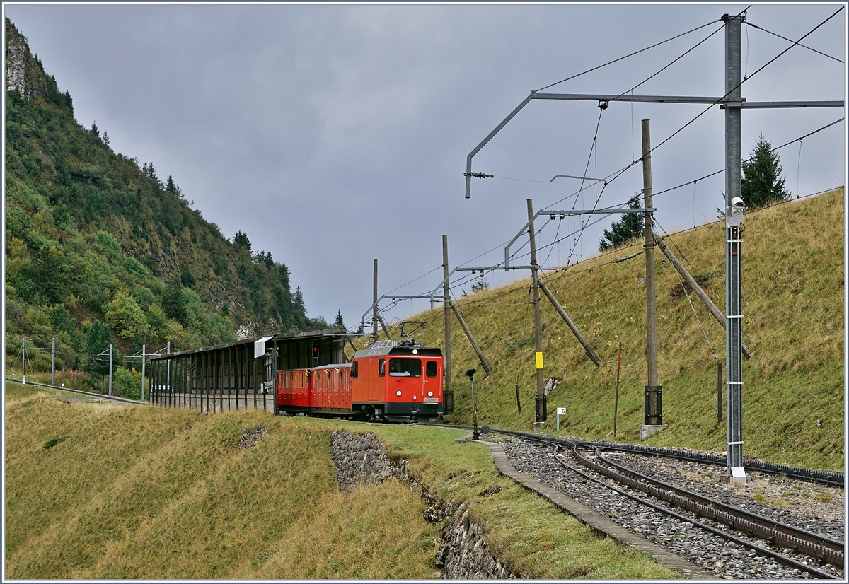 Die Rochers de Naye Hem 2/2 12 mit ihrem Jubiläums Belle Epoque Zug kurz vor Jaman.
16. Sept. 2017