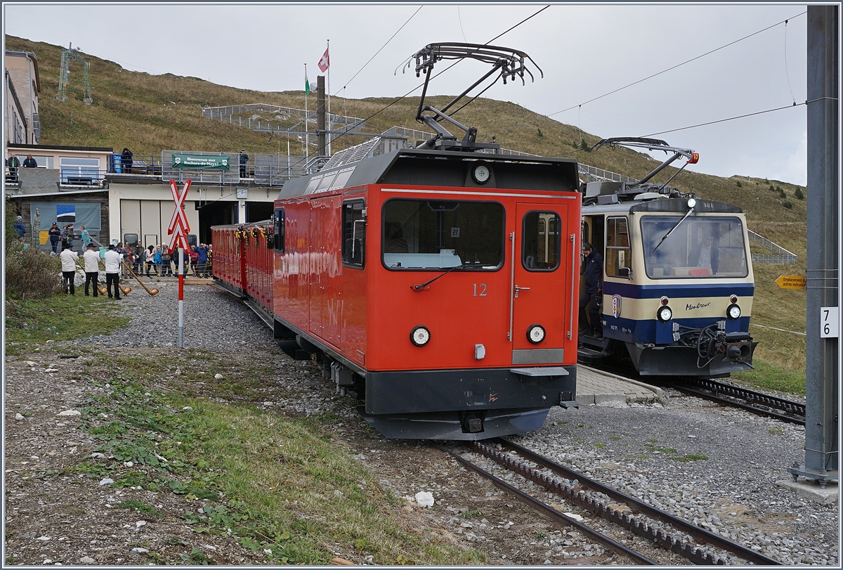 Die Rochers de Naye Hem 2/2 12 mit ihrem Jubiläums Belle Epoque Zug auf der Gipfelstation.
16. SEpt. 2017