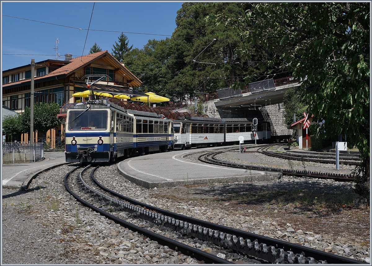 Die Rochers de Naye Triebwagen Bhe 4/8 301 und 305 auf Talfahrt bei der Ankunft in Glion.
2. Aug. 2017