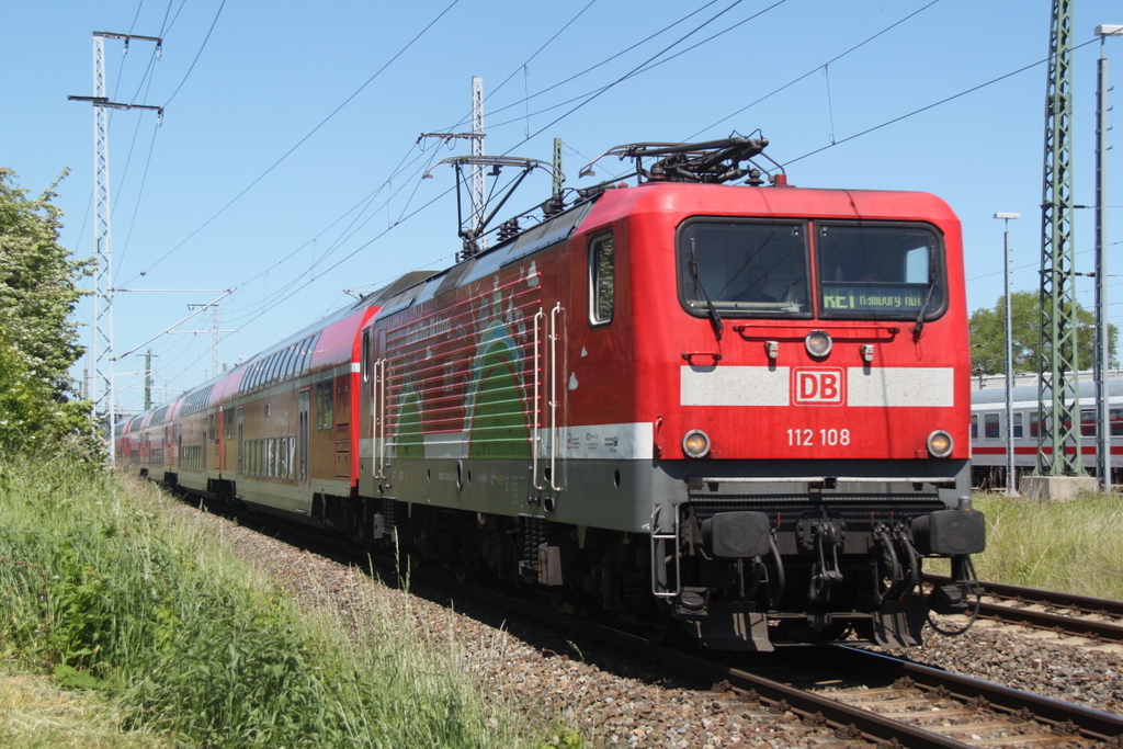 Die Rostocker 112 108-6 mit RE1(RE 4310)von Rostock Hbf nach Hamburg Hbf bei der Ausfahrt im Rostocker Hbf.05.06.2015