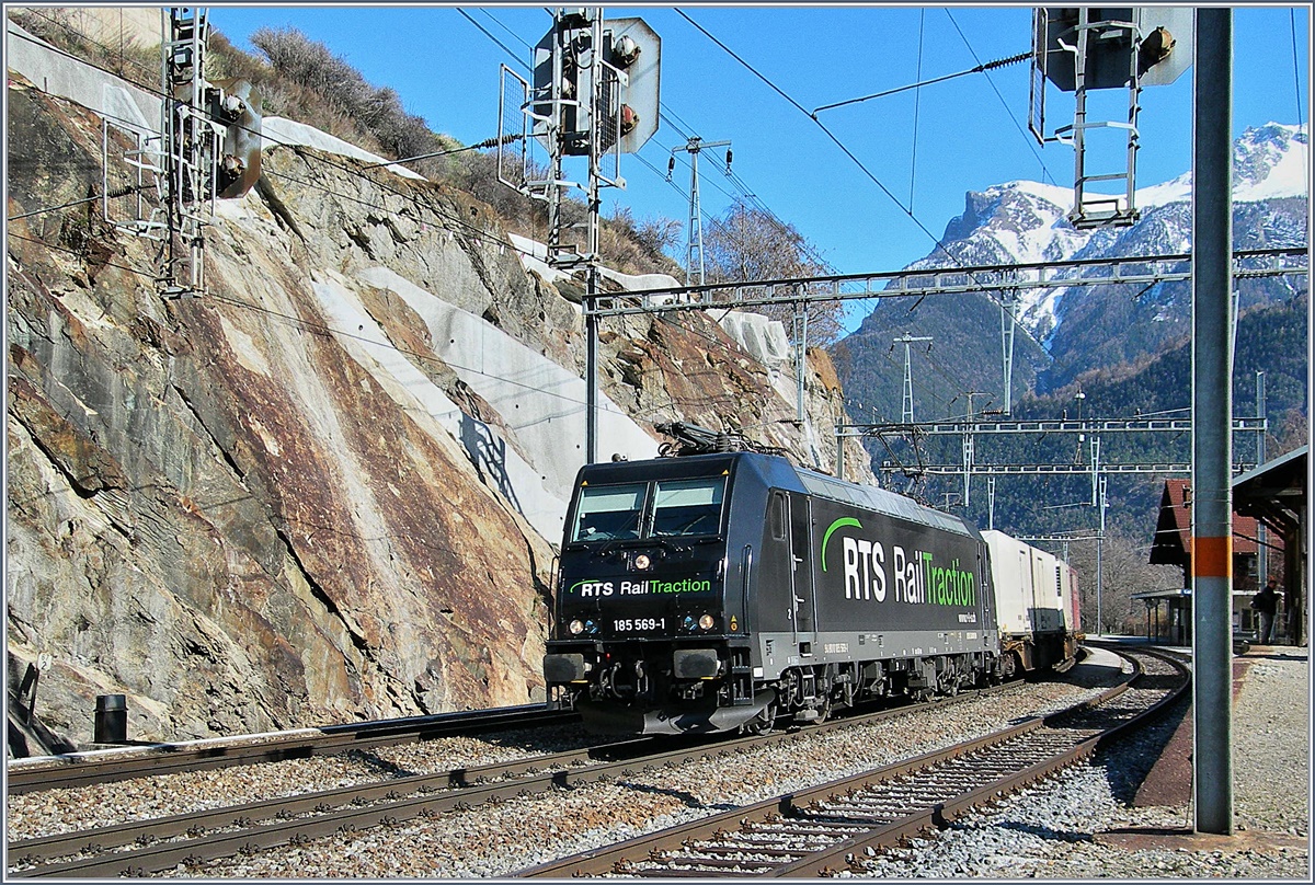 Die RTS  Re  185 596-1 bei der Durchfahrt in Lalden.
16. März 2007