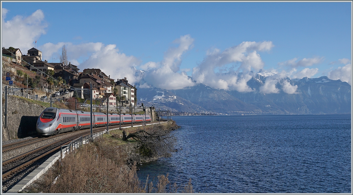 Die Rückleistung des FS Trenitalia ETR 610 012 als EC 39 von Genève nach Milano kurz nach Rivaz am Genfersee. 

10. Januar 2022