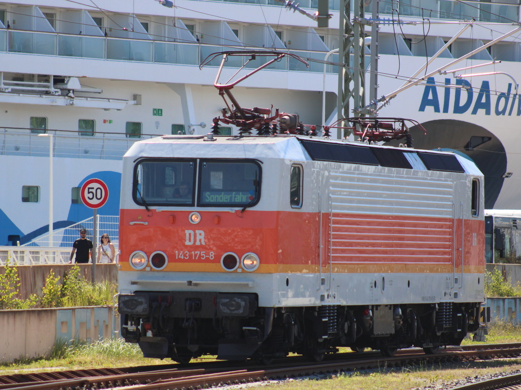 Die in S-Bahn Farben 143 175-8 am 11.07.2026 in Warnem�nde. 