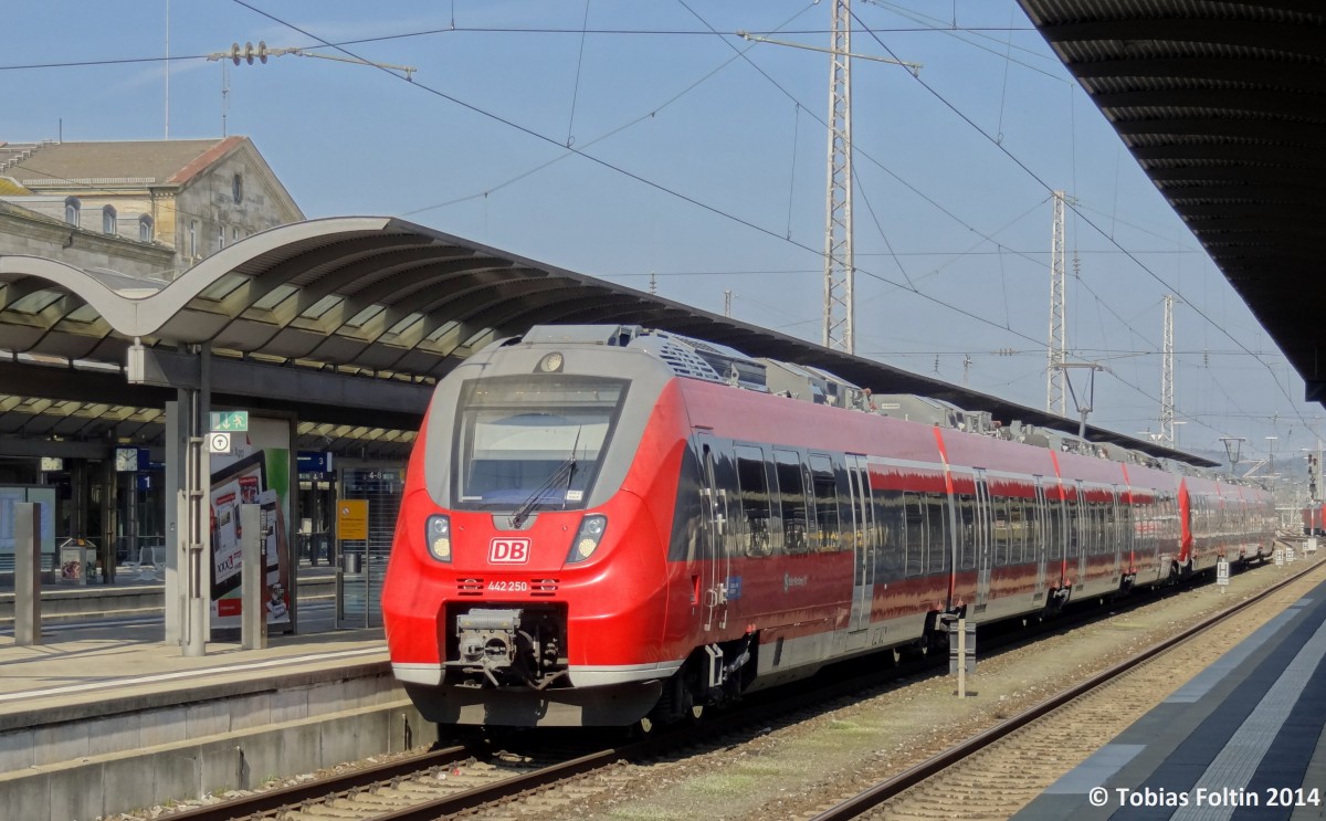 Die S-Bahn nach Hartmannshof über Nürnberg steht in Bamberg am Gleis 5 bereit.
Aufgenommen im März 2014.