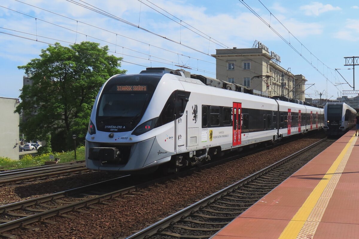 Die S-Bahn von Trojmiasto (Gdynia-Sopot-Gdansk) bekommt neue Farben und 31WEbb-010 tragt diese Pomorskie-Farben beim einfahrt in Gdynia Glowna am 5 Mai 2024.