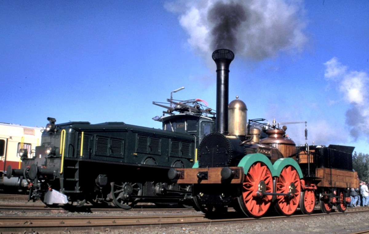Die Saxonia und SBB Ce 6/8 III Nr.14305 beim Jubil�um 100 Jahre Verkehrsmuseum N�rnberg in Nrnbrg am 16.10.1999.