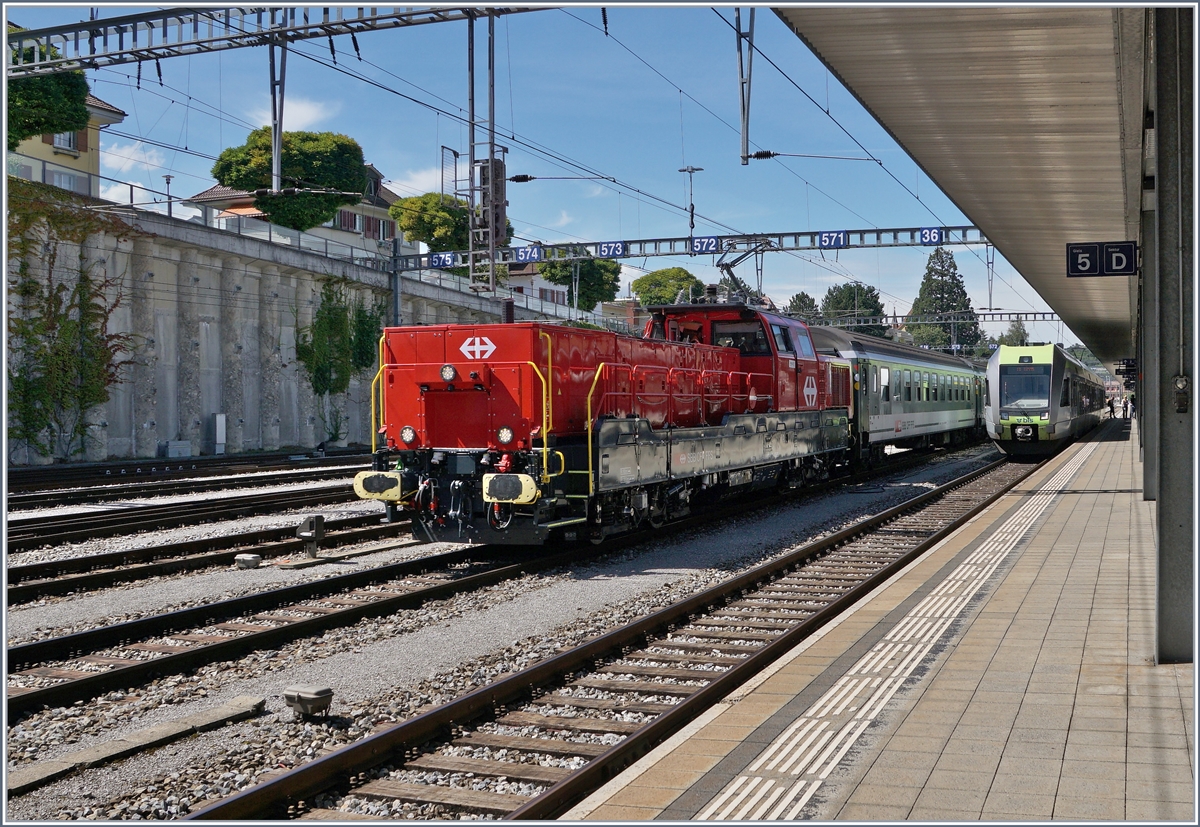 Die SBB Aem 940 007-8 (Aem 91 85 4 940 007-8 CH-SBBI) verl�sst mit ihrem Testzug den Bahnhof von Spiez in Richtung Interlaken. 

19. August 2020