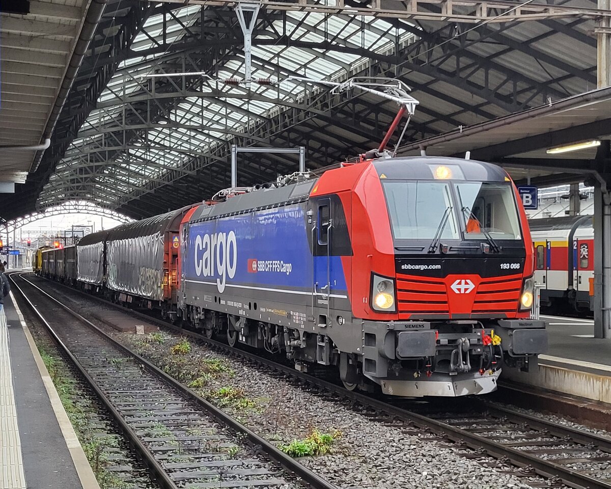 Die SBB Cargo 193 066 wartet mit einem gemischten Güterzug in Lausanne auf die Weiterfahrt in Richtung Villeneuve.
3. Feb. 2025