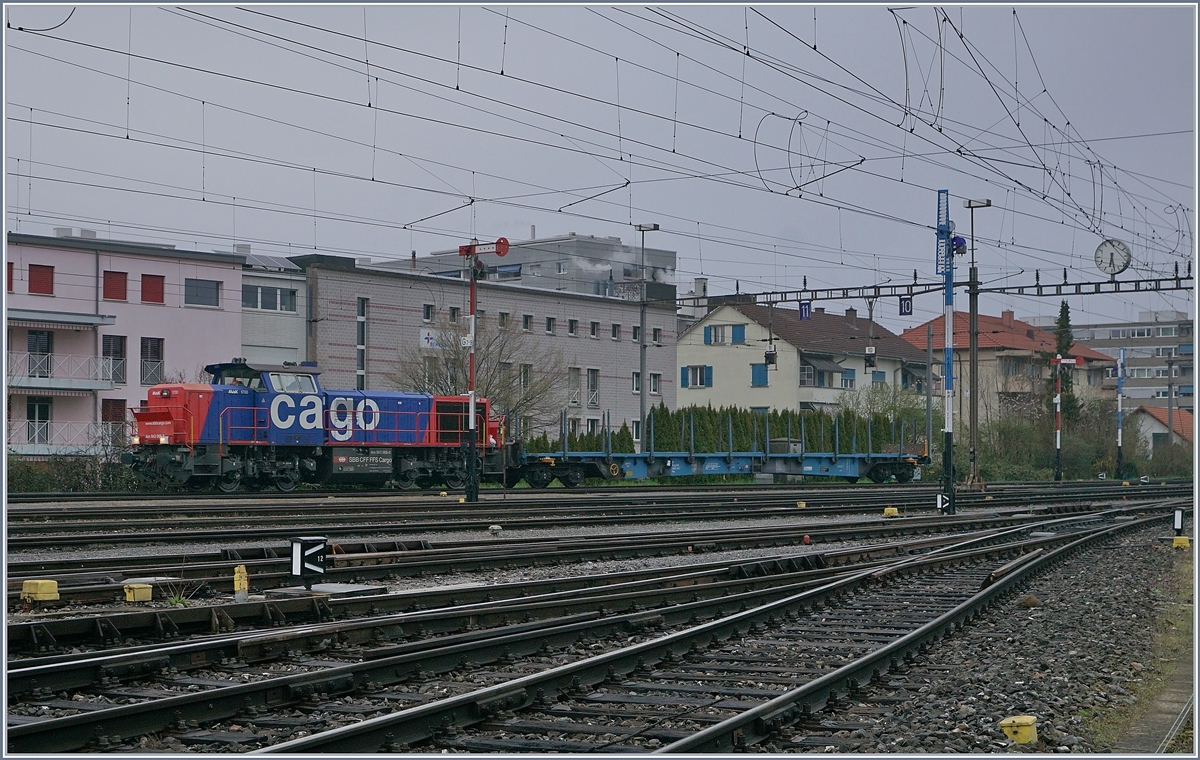 Die SBB Cargo Am 843 068-8 (MaK 1700) rangiert im RB Biel zwischen Formsignalen.

5. April 2019