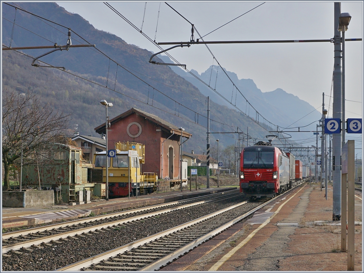 Die SBB Cargo International Re 193 467  BRIG  erreicht mit einem Güterzug nach Domo II die Station Premosello-Chiavenda.

29. Nov. 2018