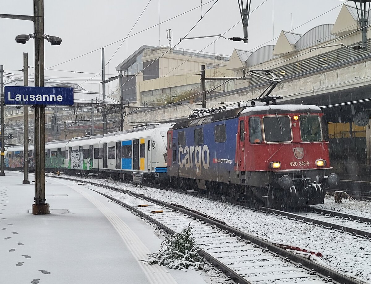 Die SBB Cargo Re 420 346-9 (Re 4/4 II 11346) ist mit den zwei leider ziemlich versuddelten DB S-Bahn Stuttgart Triebzügen 430 213 und 430 209 auf dem Weg nach Villeneuve und wartet in Lausanne auf die Weiterfahrt.

21. Nov. 2021