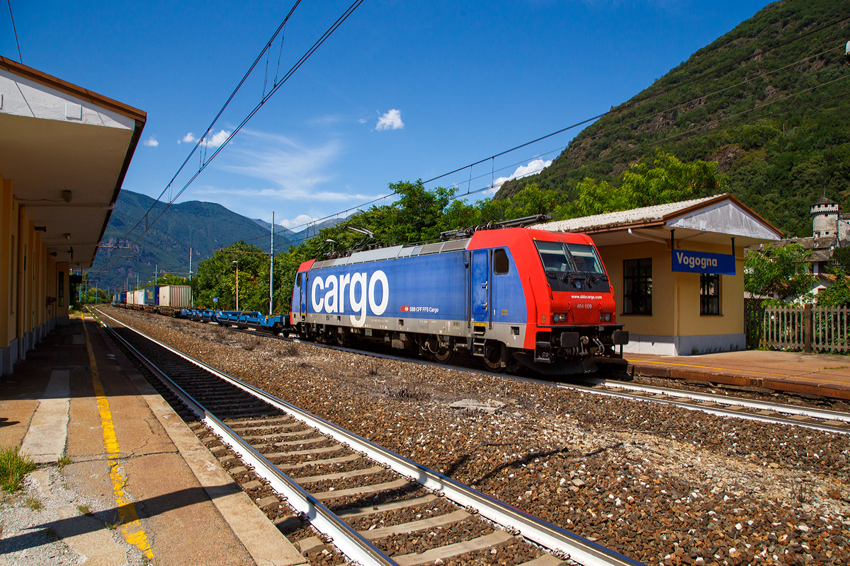 
Die SBB Cargo Re 484 009 (91 85 4 484 009-6 CH-SBBC) fährt am 03.08.2019 mit einem KLV-Zug durch den Bahnhof Vogogna (Stazione Ferroviaria di Vogogna Ossola) in Richtung Arona.

Die TRAXX F140 MS2 wurde 2004 von Bombardier in Kassel unter der Fabriknummer 34006 gebaut. Sie hat die Zulassung und Zugsicherung für die Schweiz und Italien.
