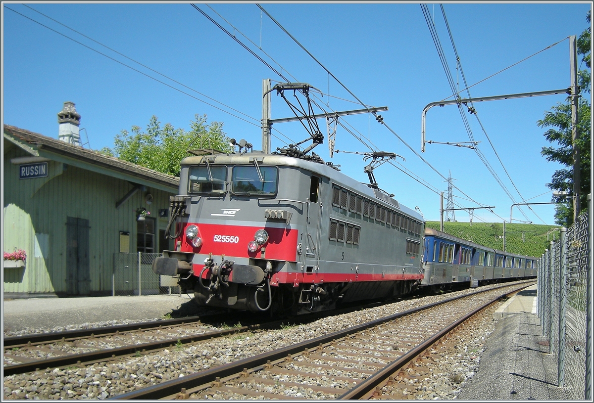 Die von der SBB gemietete SNCF BB 25 550 mit einer dazu gehörgien  RIO -Garnitur im RER Einsatz von Bellegarde (Ain) nach Genève beim Halt in La Plaine. 
Die Strecke wird mit SNCF Gleichstrom versorgt und weisst auch SNCF Signale auf. 

5. August 2008