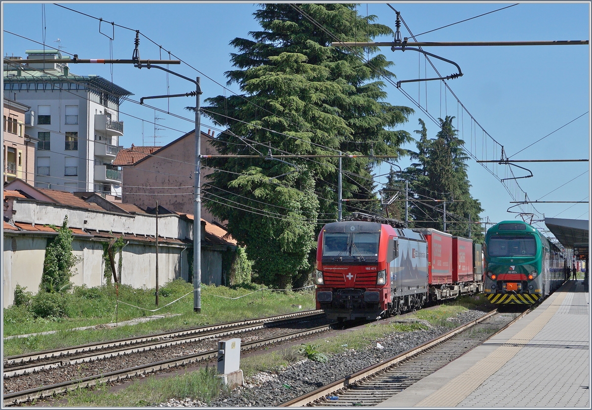 Die SBB International Re 475 471  Karlsruhe ( (91 80 6193 471-0 D-SIEAG) und ein Trenord Ale 711 in Gallarate.

27. April 2019