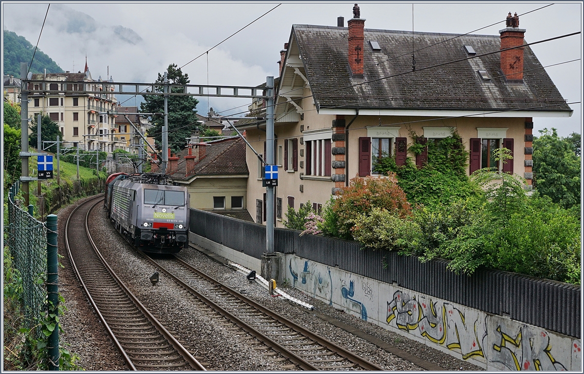 Die SBB NOVELIS  Re  189 990-5  Göttingen  (ES 64-F4-90 / UIC 91 80 6189 990-5 D-Dispo Classe 189VE) fährt mit ihrem hier nicht zu sehenden, recht langen, gemischten Novelis Zug auf dem Weg von Sierre nach Göttingen kurz nach Villeneuve in Richtung Lausanne. 

15. Mai 2020 