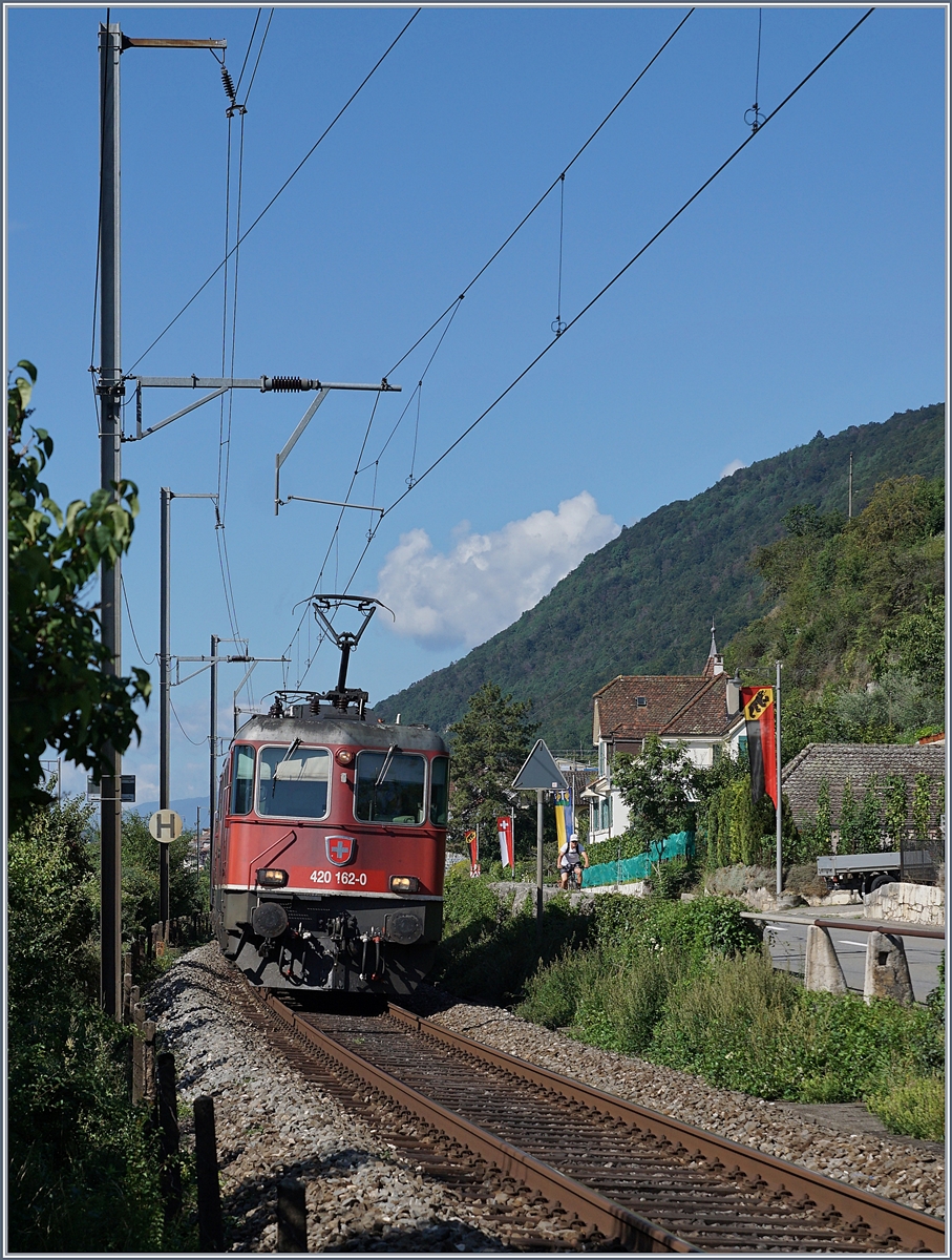 Die SBB Re 420 162-0 und dahinter versteckt eine weitere Re 4/4 II mit einem Güterzug bei Ligerz auf der Fahrt Richtung Biel/Bienne. 


14. August 2019