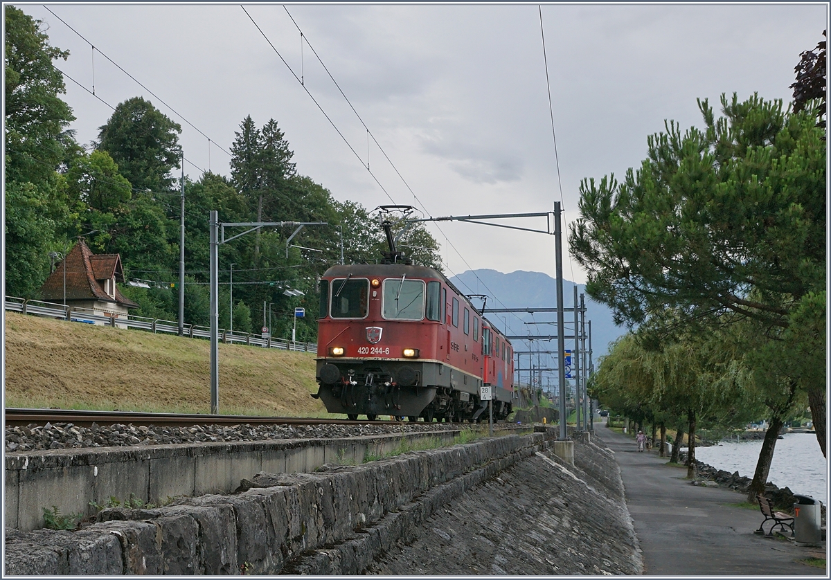 Die SBB Re 420 244-6 und 294-1 bei Villeneuve. 

24. Juli 2020