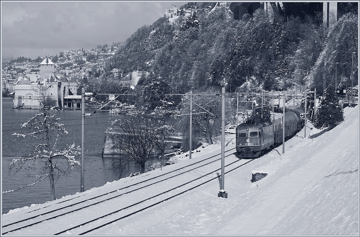 Die SBB Re 420 251-1 mit einem Güterzug vor der winterlichen Kulisse es Château de Chillon. 

29. Jan. 2019