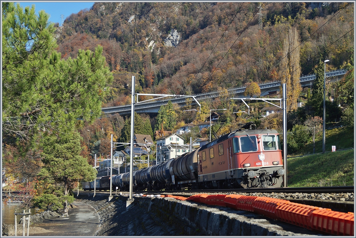 Die SBB Re 420 252-9 mit einem kurzen Güterzug kurz vor Villeneuve.
20. Nov. 2017 