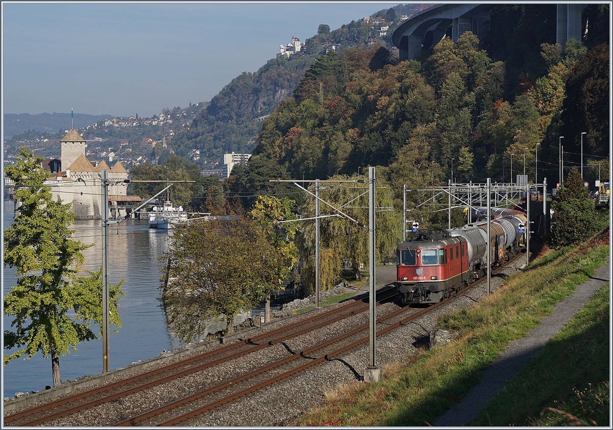 Die SBB Re 420 254-5 mit einem Güterzug beim Château de Chillon, wo auch gleich ein Dampfschiff angelegt hat.
18. Okt. 2018