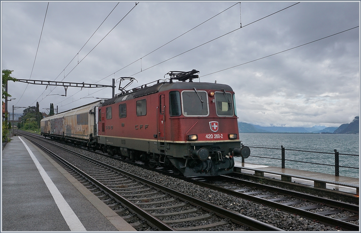 Die SBB Re 420 260-2 mit einem kurzen Güterzug auf der Fahrt in Richtung Lausanne bei St-Saphorin.

11. Mai 2020  