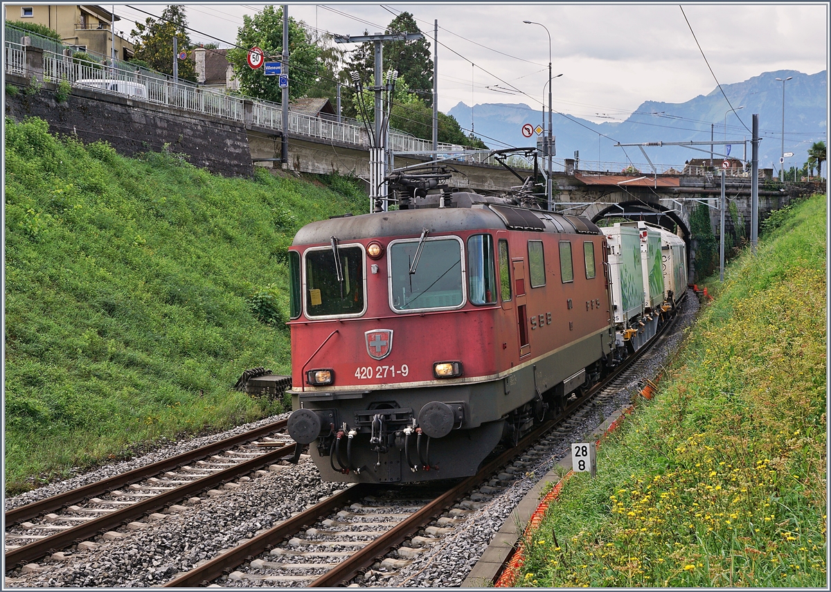 Die SBB Re 420 271-9 mit einem Güterzug Richtung Lausanne in Villeneuve.

19. Aug. 2019