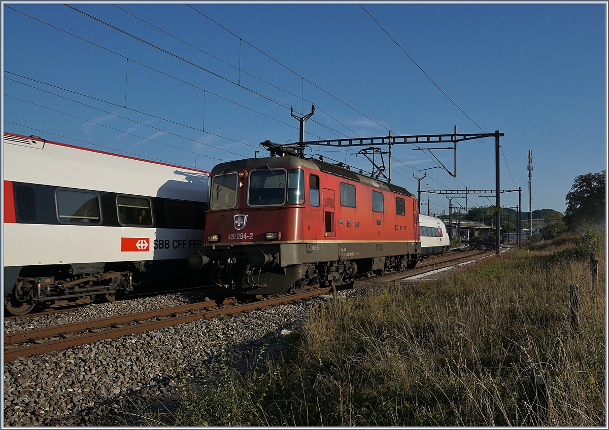Die SBB Re 420 284-2 begegnet in Vufflens la Ville einem ICN.
29. August 2018