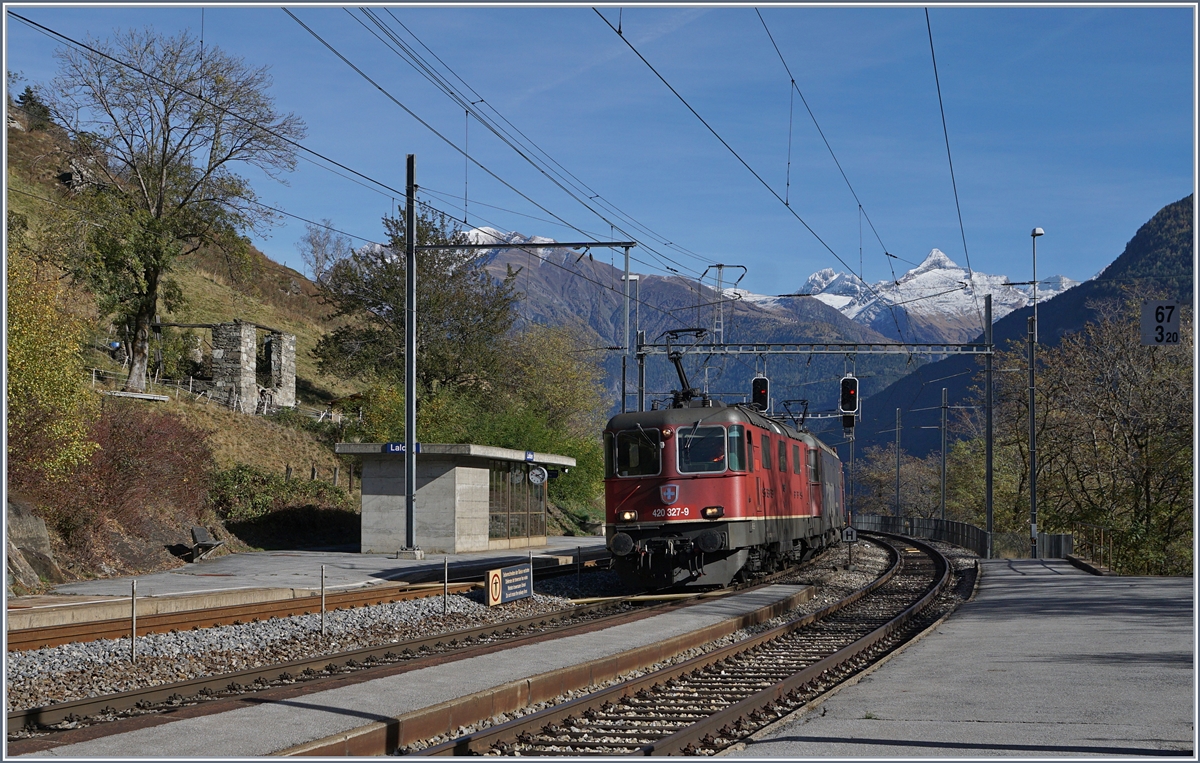 Die SBB Re 420 327-9 und eine Re 6/6 erreichen mit einem Güterzug Richtung Norden den Bahnhof Lalden.
25. Okt. 2017