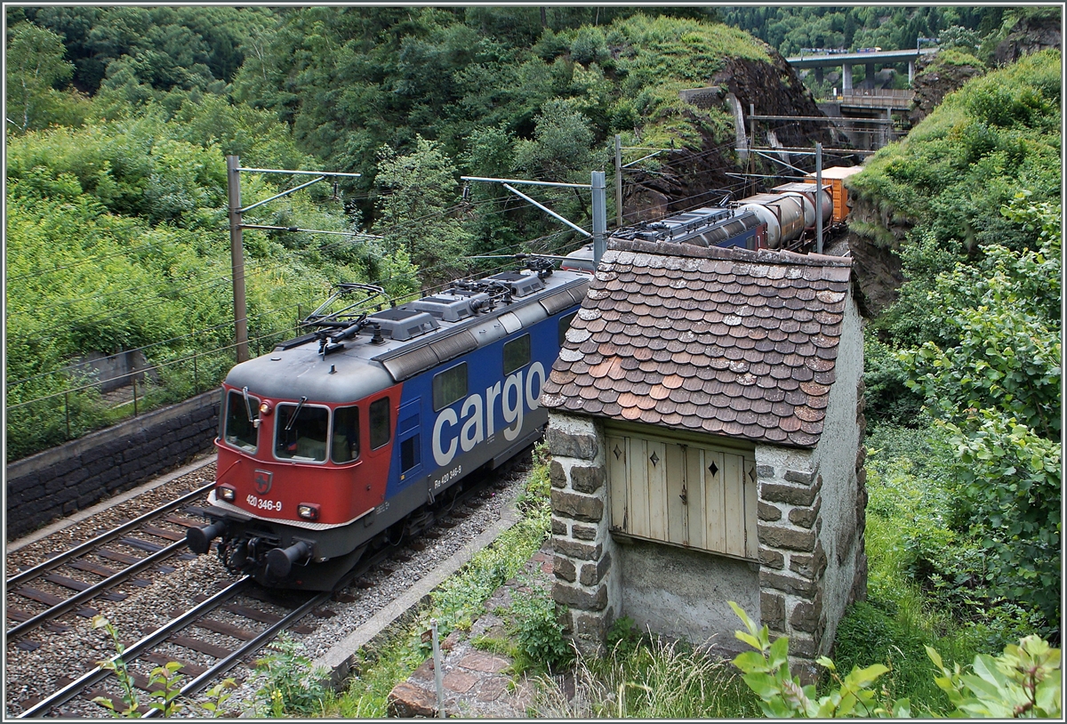 Die SBB Re 420 346-9 und eine (verdeckte) Re 6/6 mit einen Güterzug auf der Gotthard Südrampe in der Dazzio Grande. 

23. Juni 2015t 