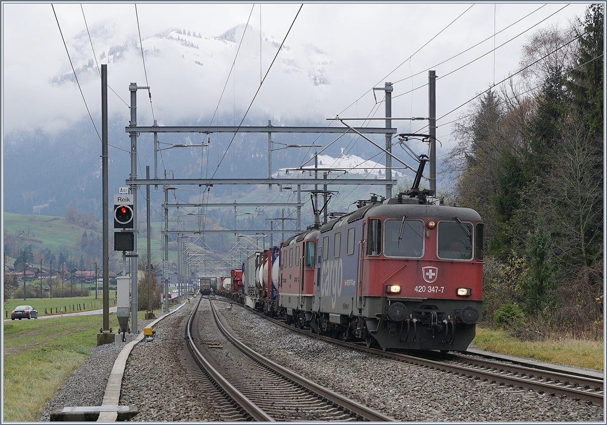 Die SBB Re 420 347-7 und eine weitere mit einem Güterzug Richtung Norden bei der Durchfahrt in Mülenen.
9. Nov. 2017