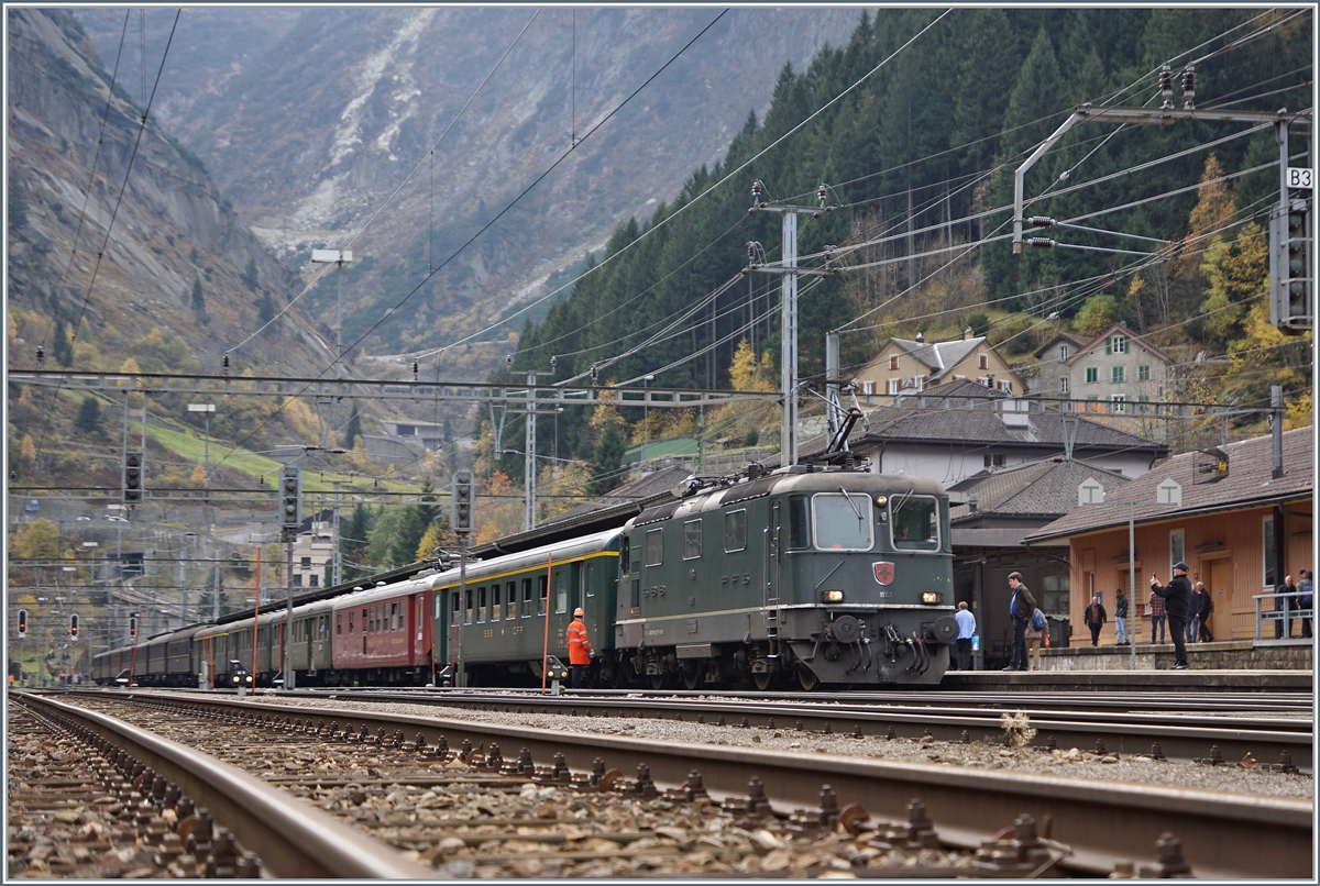 Die SBB Re 4/4 11161 am Schluss des Dampfzuges sugeriet, wie vor gut dreissig Jahren der Süd-Nord Verkehr am Gotthard sich zeigte.
Göschenen, den 21. Okt. 2017