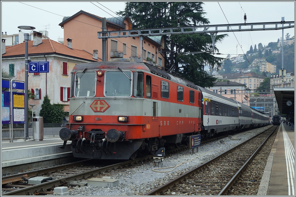 Die SBB Re 4/4 II 11109 in Locarno. 
21. März2014 