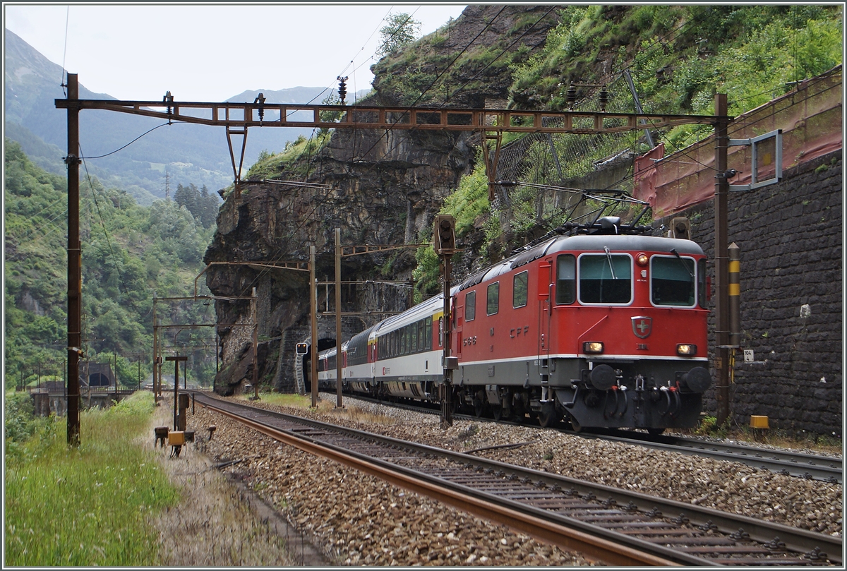 Die SBB Re 4/4 II 11114 mit einem IR kurz nach Faido.
23. Juni 2015