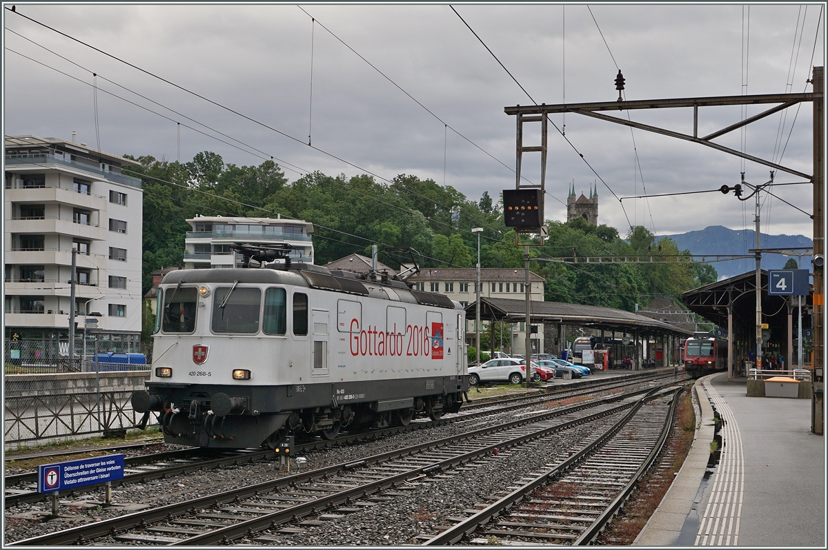 Die SBB Re 4/4 II  Erstfeld  (Re 420268-5) in Vevey. 
17. Juni 2016