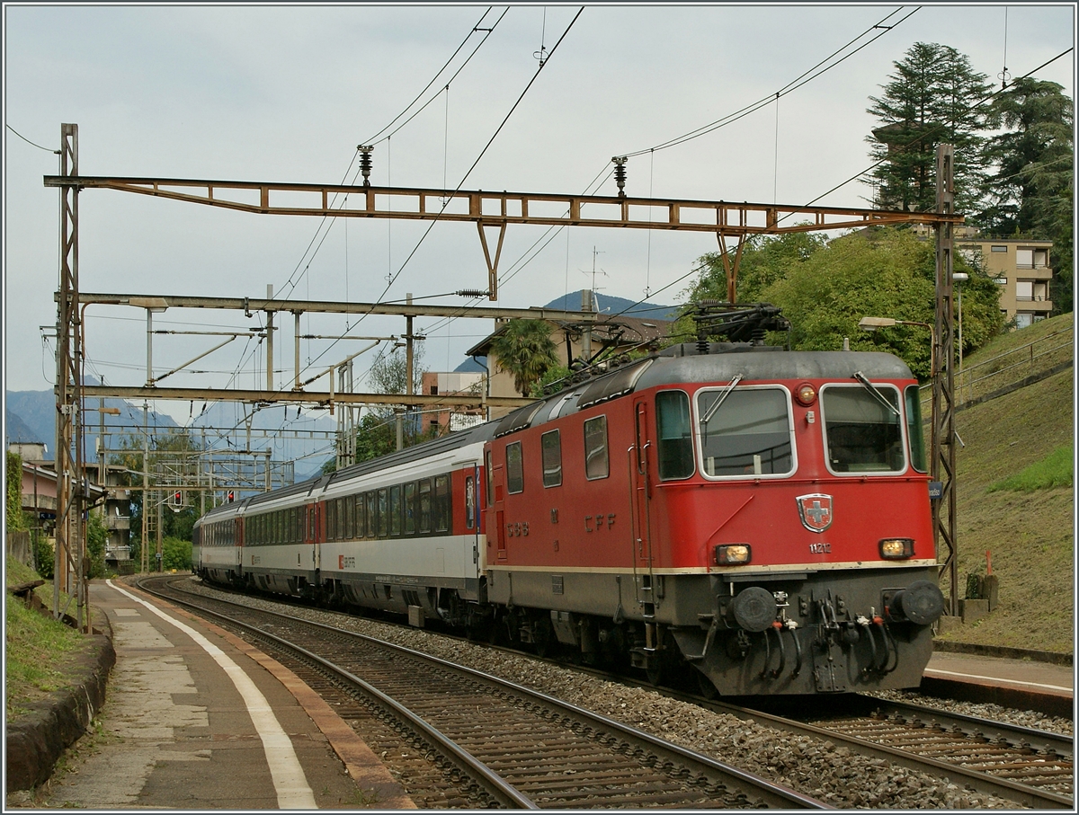 Die SBB Re 4/4 II 11212 mit einem EC nach Milano in Lugano Paradiso. 
14. Sept. 2013