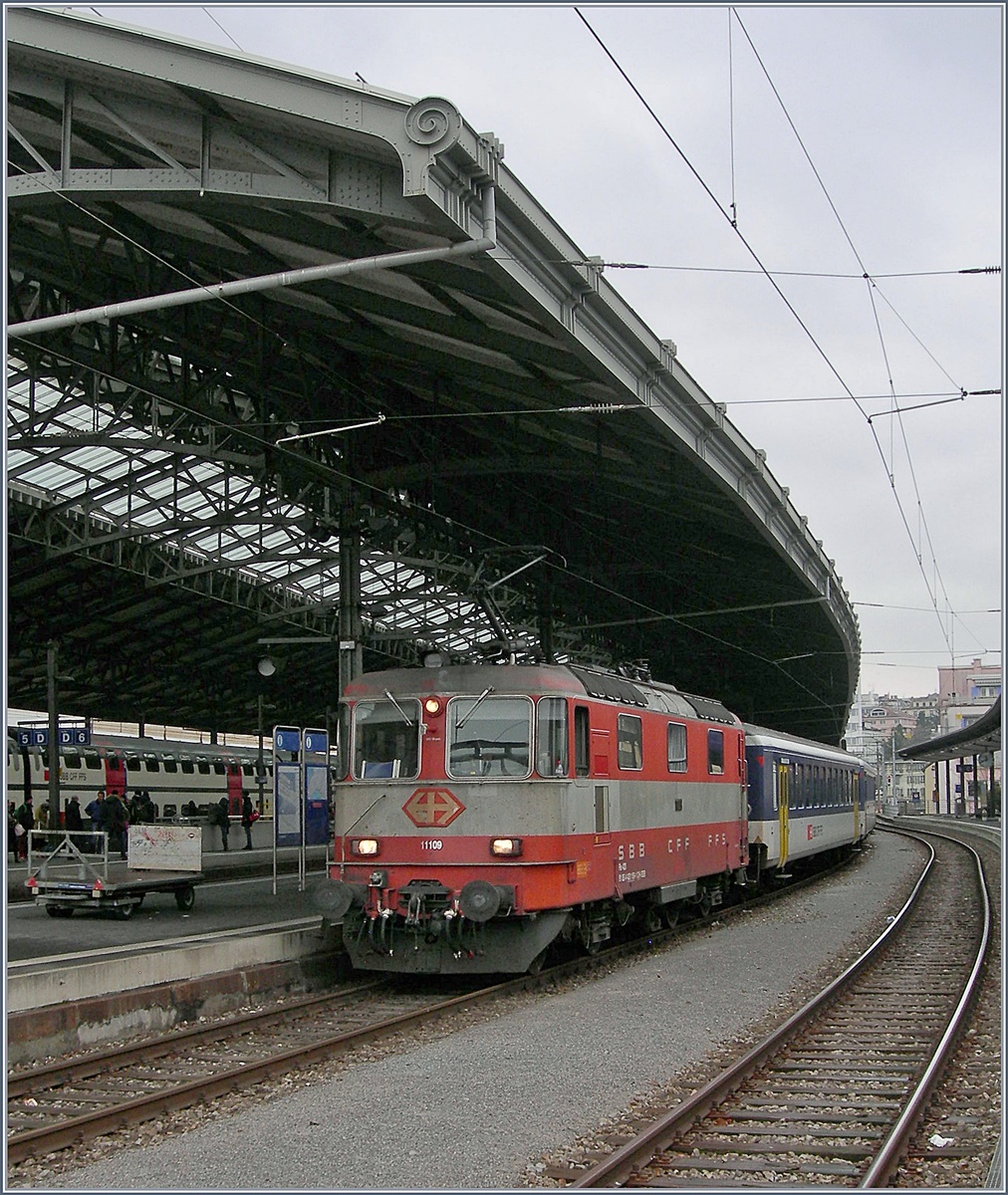 Die SBB Re 4/4 II 11109 in der  Swiss-Expess  Lackierung in Lausanne.
9. Jan. 2017