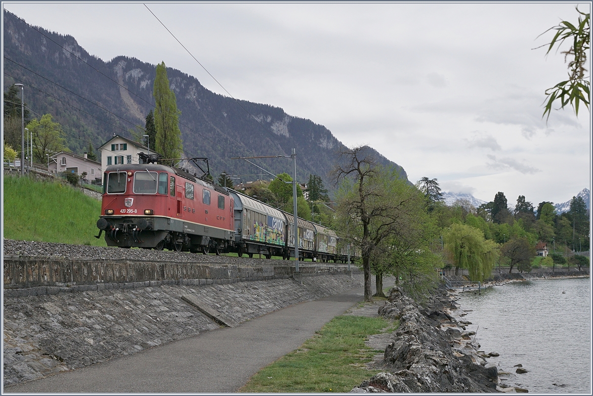 Die SBB Re 4/4 II 11295 fährt bei Villeneuve mit einem Güteruug Richtung Lausanne.

23. April 2019