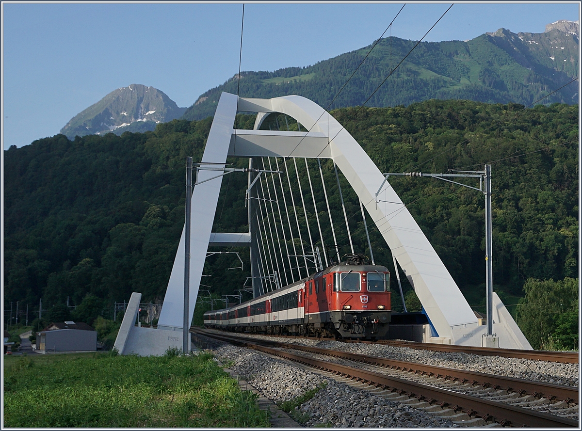 Die SBB Re 4/4 II 11195 mit einem HVZ IR 90 kurz vor Bex.

25. Juni 2019