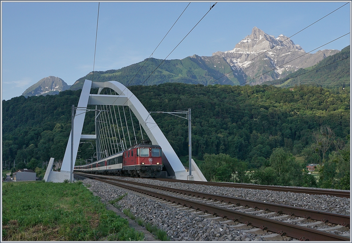 Die SBB Re 4/4 II 11158 mit einem HVZ IR 90 bei Bex.

25. Juni 2019