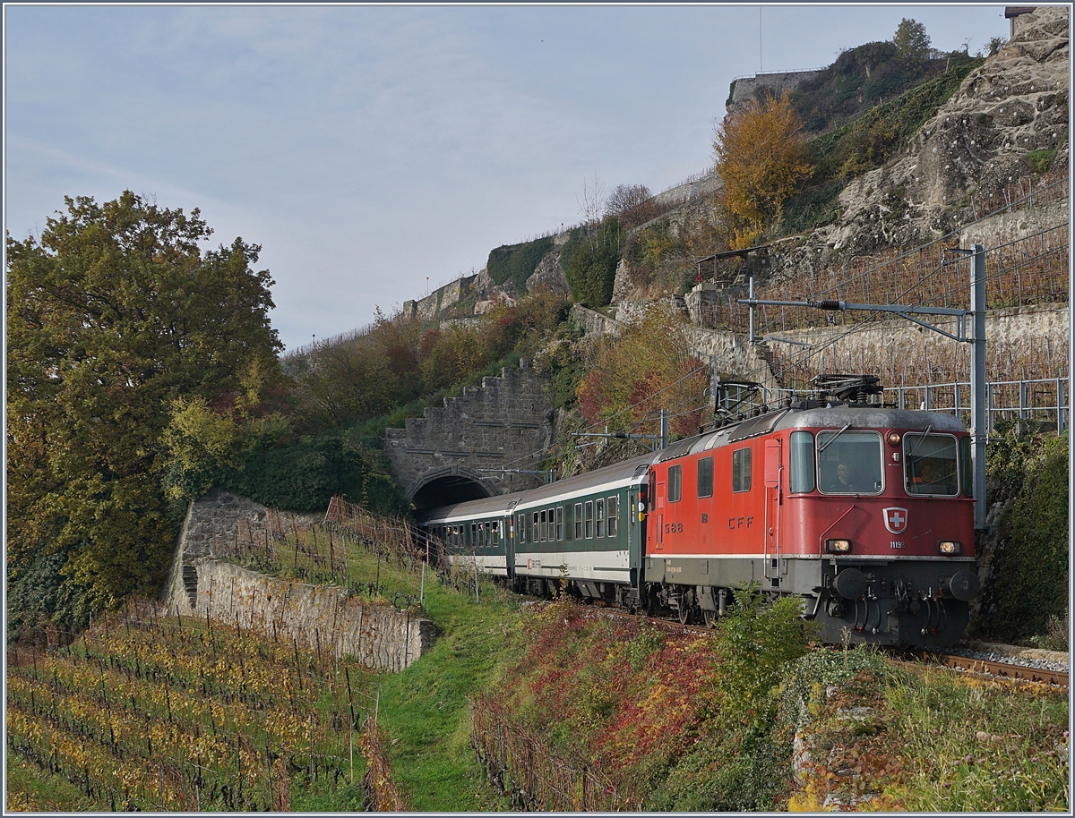 Die SBB Re 4/4 II 11198 mit einem Fussball-Fan Extrazug besthend aus ach Bpm 51 von Bern nach Sion auf der Train des Vigens Strecke zwischen Chexbres-Village und Vevey, auf welcher im Planbetrieb sonst nur kurze Pendelzüge fahren.

24. Nov. 2019 