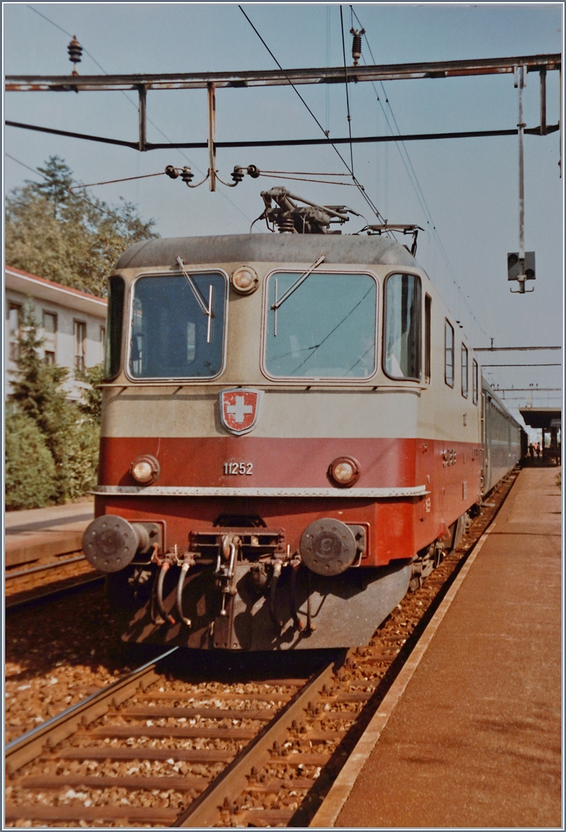 Die SBB Re 4/4 II 11252 mit dem Schnellzug 526 Richtung Lausanne beim Halt in Grenchen Süd. 

8. Okt. 1984